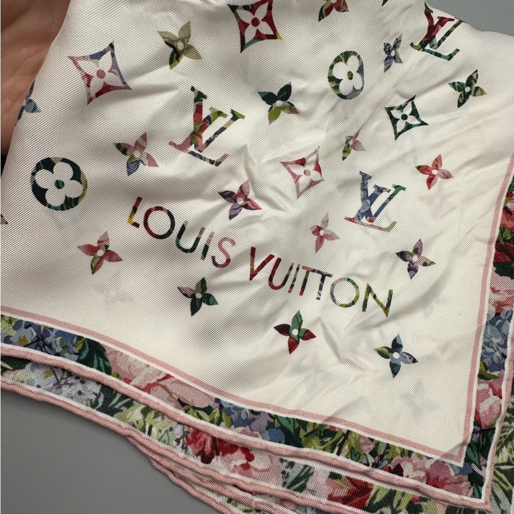 Louis Vuitton Garden silk scarf - Picture 6 of 8